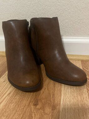 MIA sz 8.5 wedge heel ankle boot brown